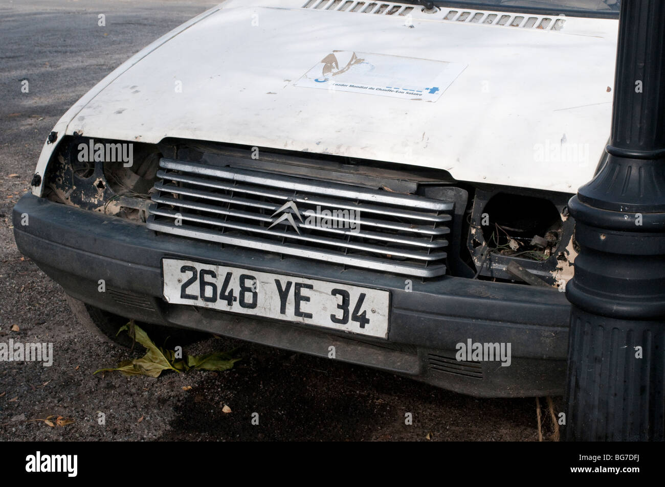 Auto danneggiata senza fari anteriori, St villaggio Bresson, Cevennes, Francia Foto Stock