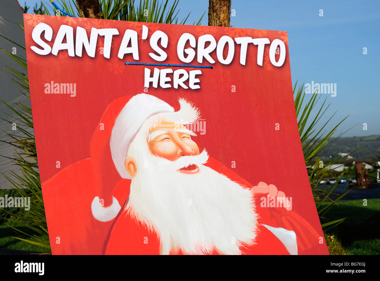 Un segno pubblicità Babbo Natale grotta Foto Stock