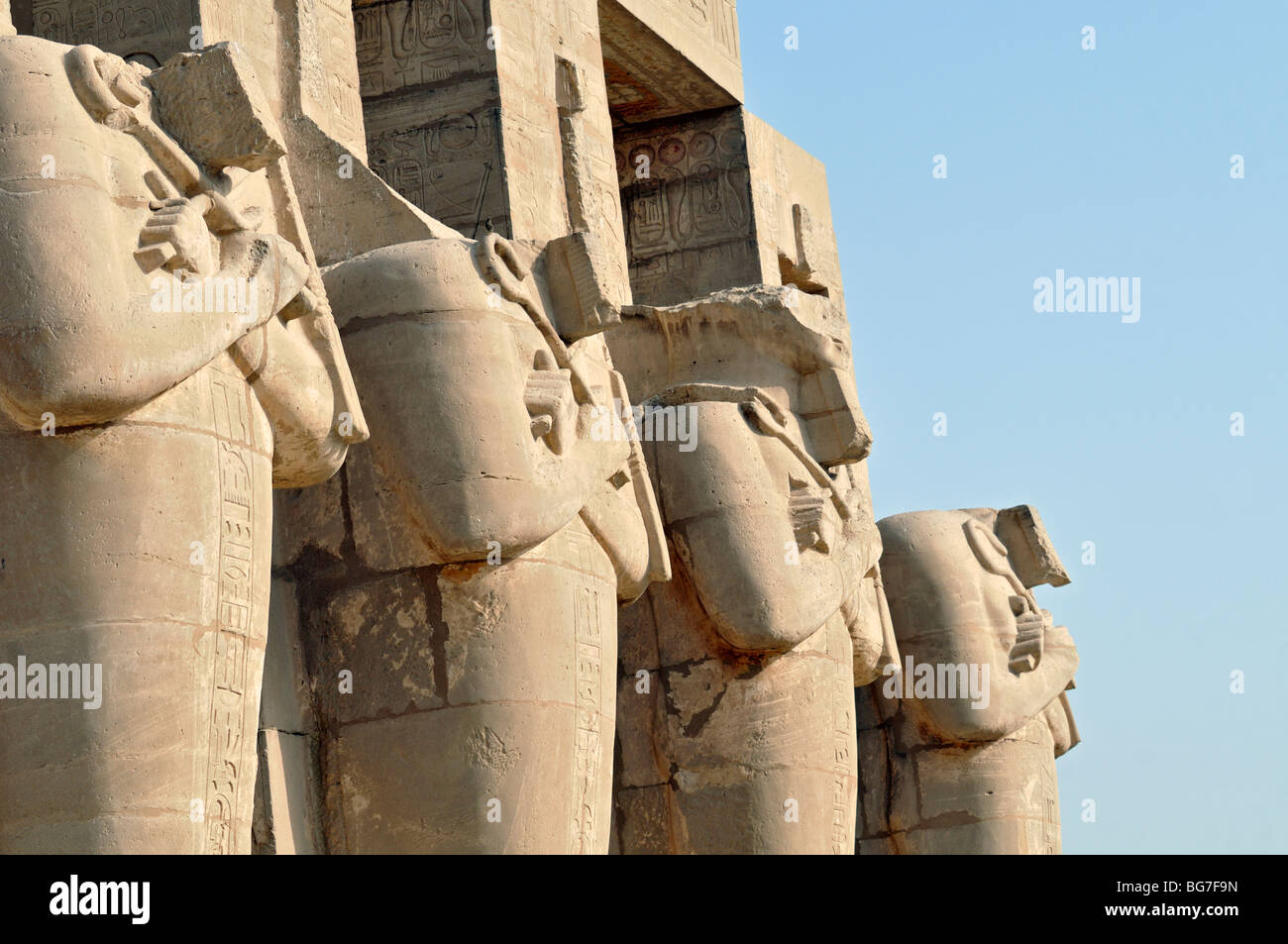 Osirid statua a Ramesseum, Tempio mortuario del faraone Ramesse (Ramses) II, necropoli tebana, West Bank di Luxor, Egitto Foto Stock