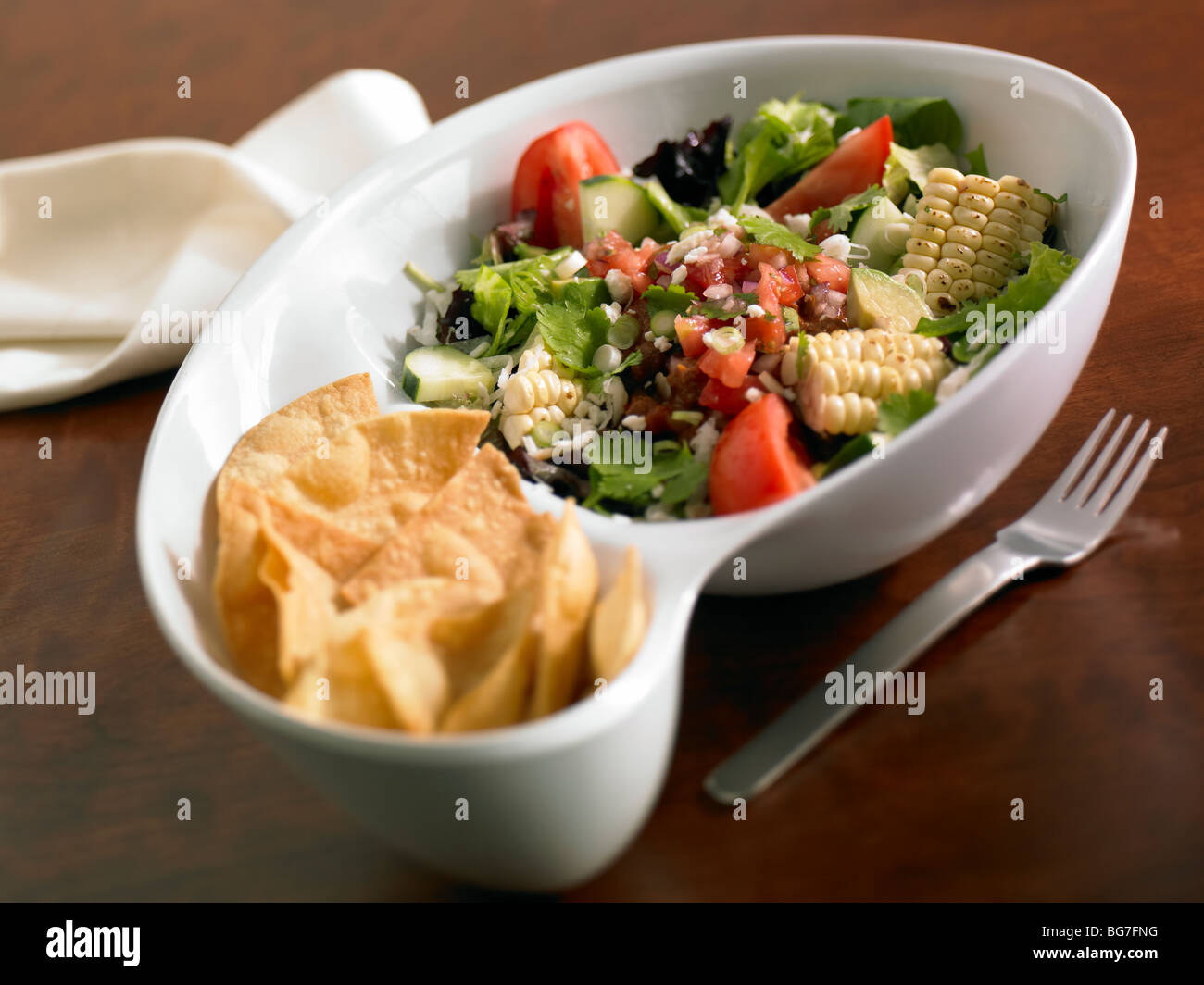 Mais arrosto con insalata di pomodori, salsa e tortilla chips Foto Stock