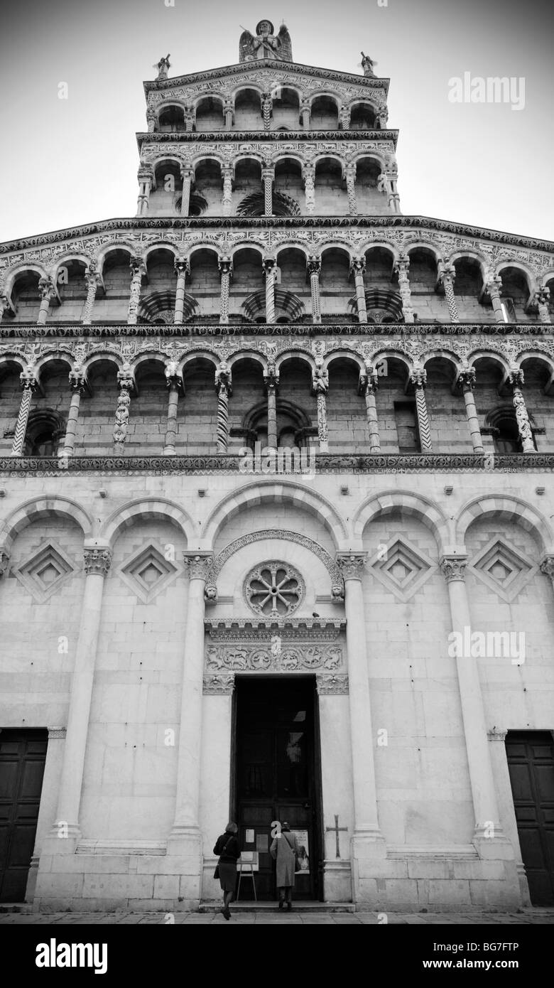 La Chiesa cattolica romana basilica di San Michele in Foro nella città di Lucca, Toscana, Italia. Foto Stock