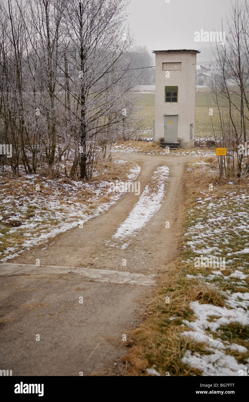 Un vecchio trasformatore di potenza nella campagna attorno a Markt lievitato, Baviera, Germania. Foto Stock Un vecchio trasformatore di potenza nella campagna attorno a Markt lievitato, Baviera, Germania. Foto Stock