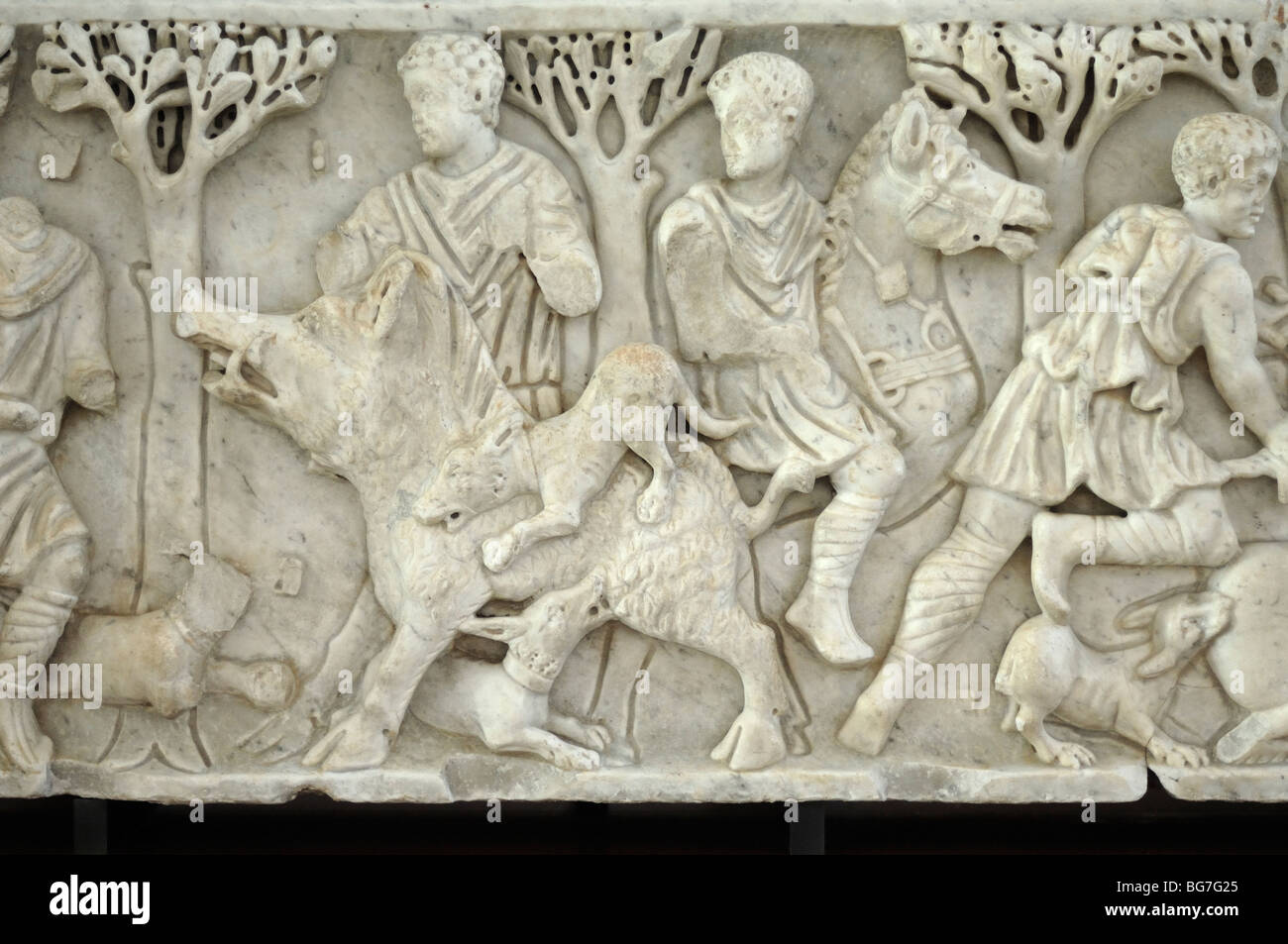 Sarcofago romano o di tombe che mostra i cacciatori di cinghiale caccia (C 3 AD),da Alyscamps cimitero, Arles Antique Museum, Provenza, Francia Foto Stock