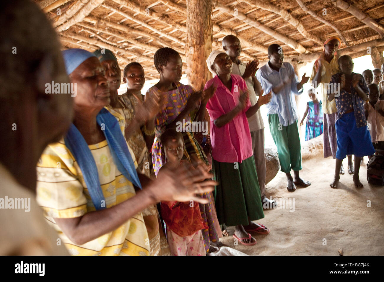 Adoratori di assistere a un culto cattolico in servizio nel Acowa Refugee Camp Amuria distretto, Uganda orientale, Africa orientale. Foto Stock