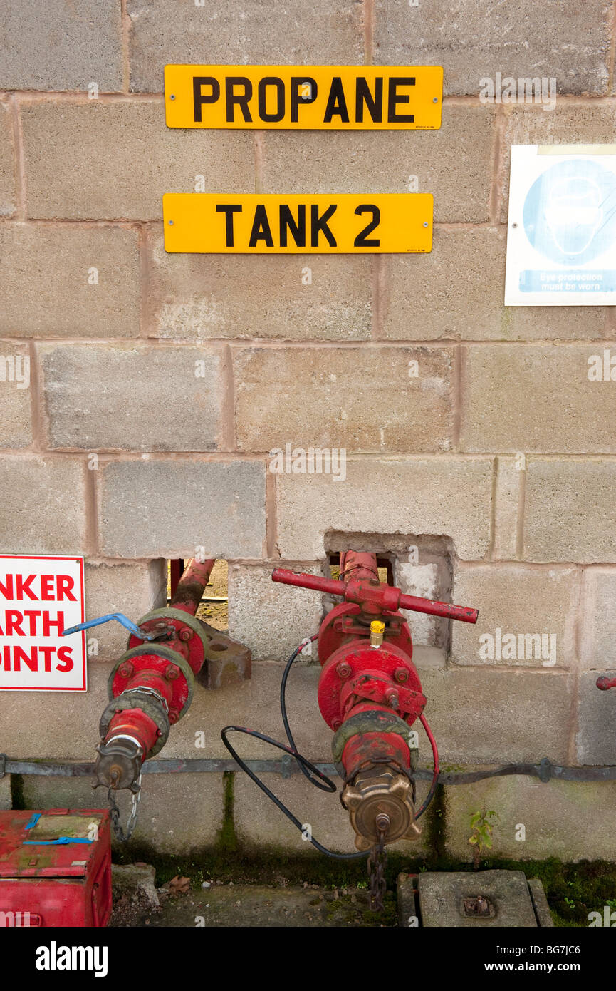 Propano valvola di riempimento al serbatoio di stoccaggio Foto Stock