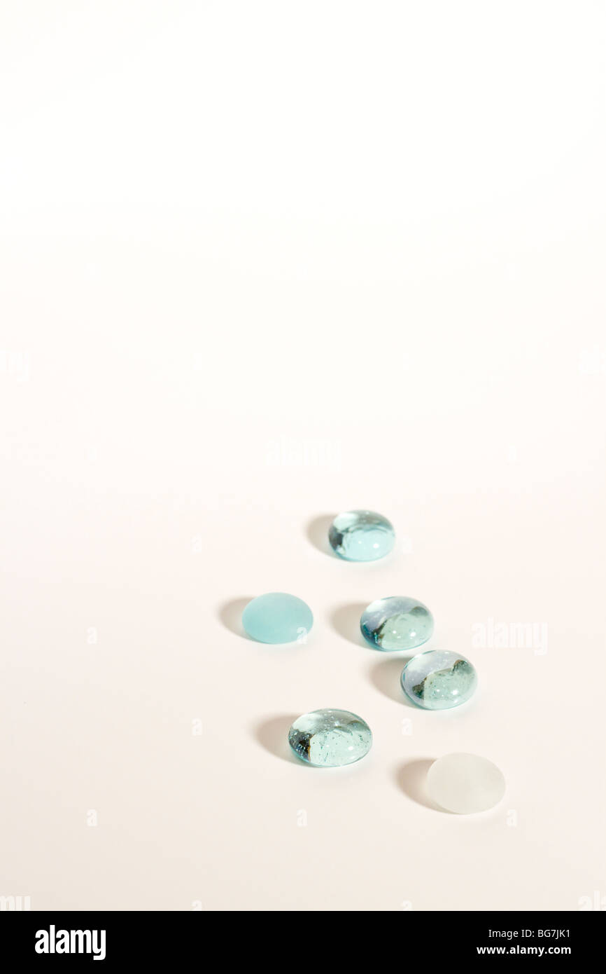 Blu e bianco delle perline di vetro su uno sfondo bianco Foto Stock