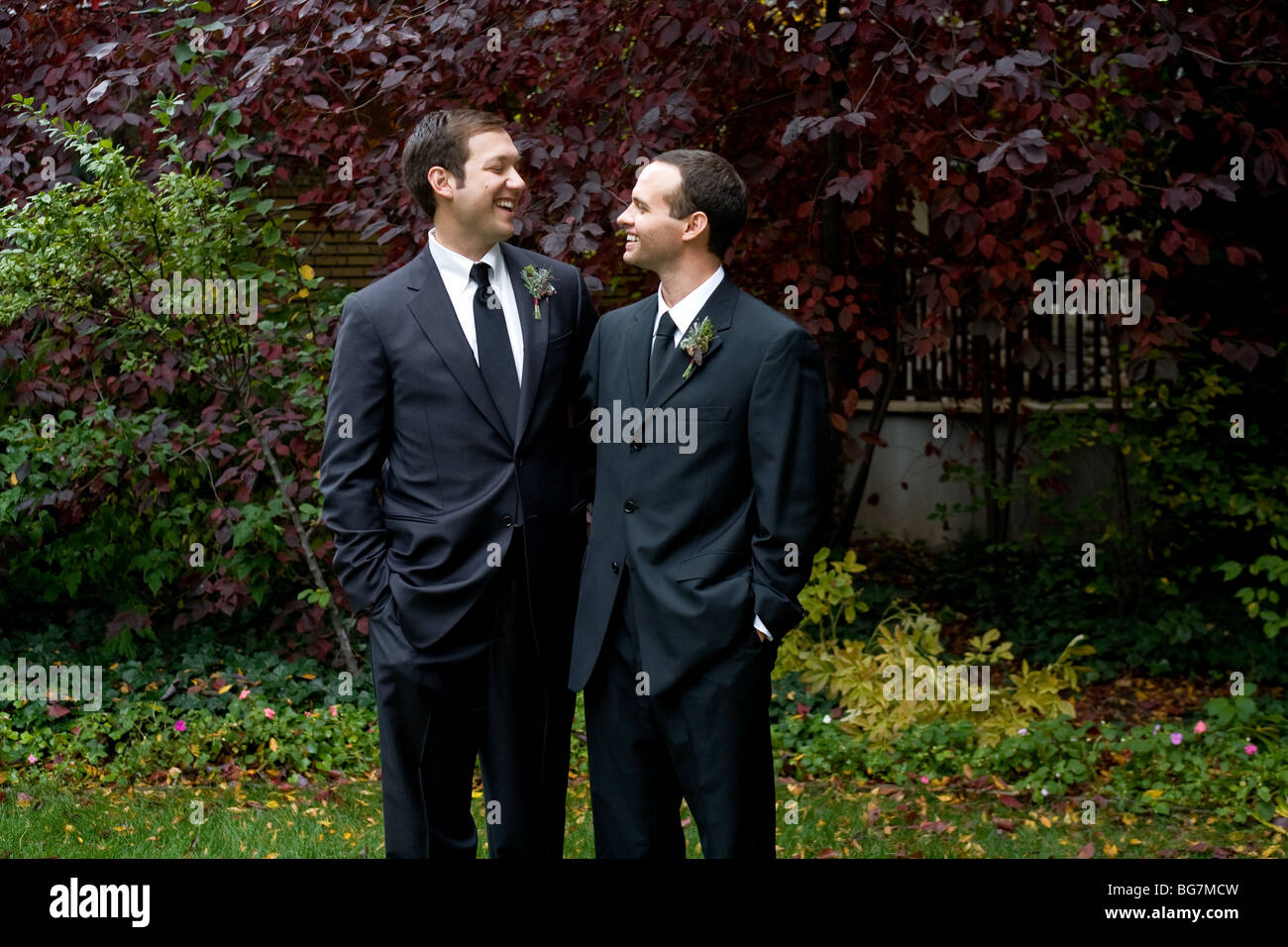 Due uomini gay baciare e sorridendo dopo il loro matrimonio Foto Stock