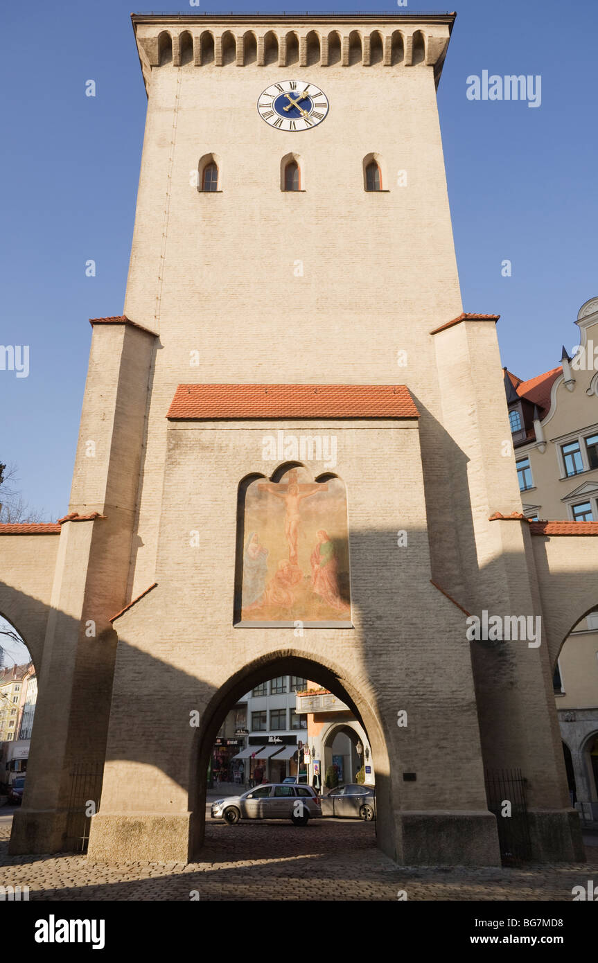 Isartor - iconico gate, e la casa di Valentin Karlstadt Museum di Monaco di Baviera, Germania. Foto Stock