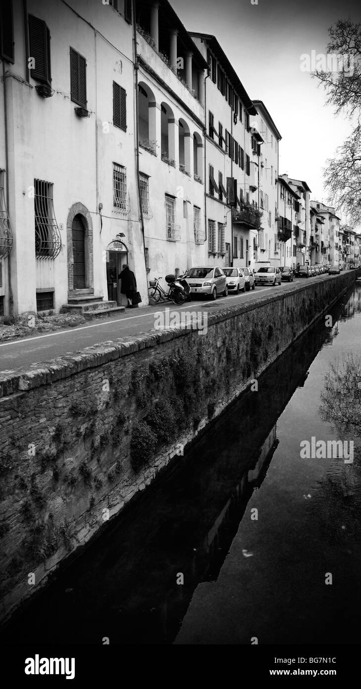 Il canale sulla via del Fosso in Lucca, Toscana, Italia Foto Stock