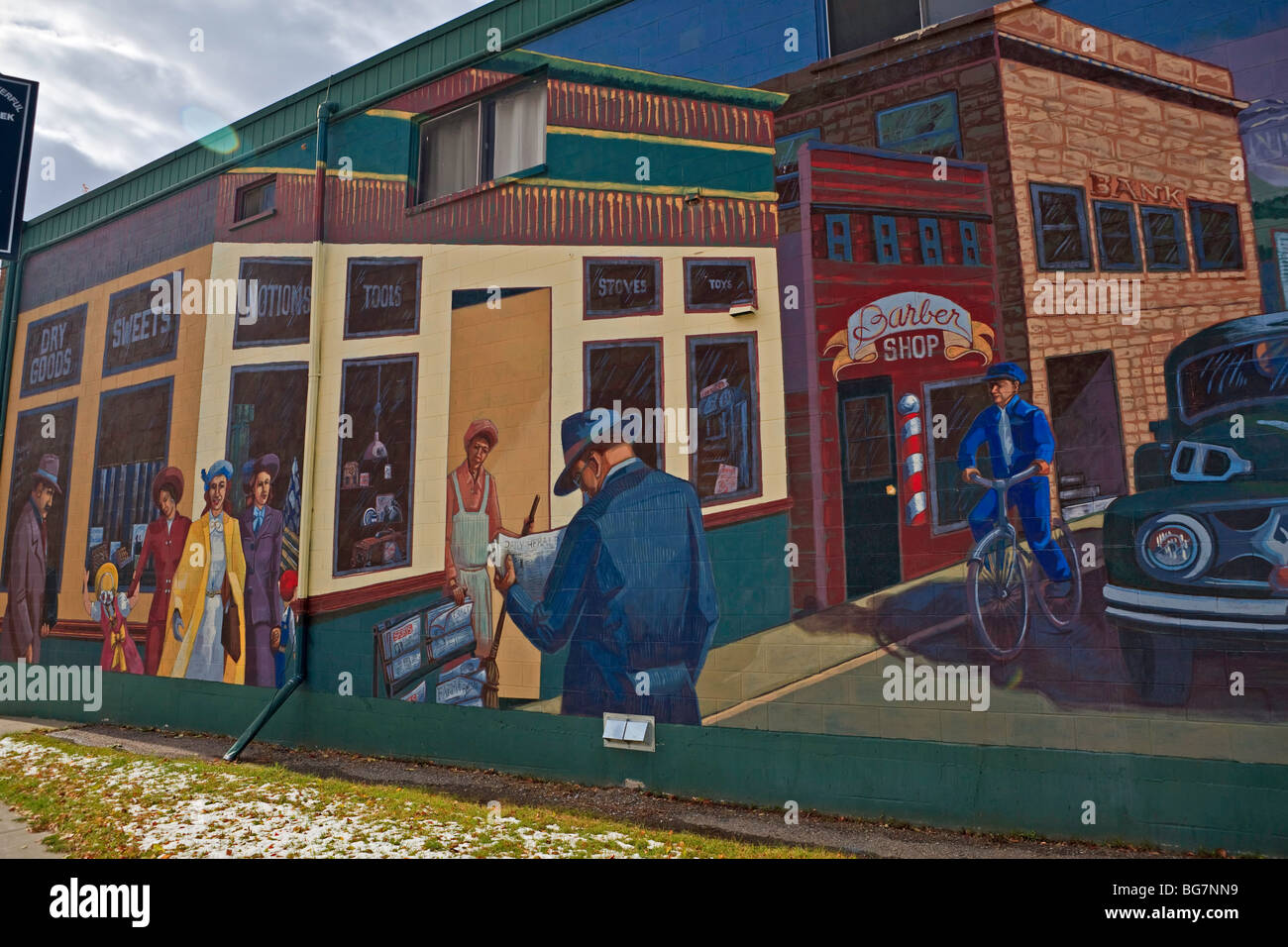 Carta murale sul lato di un edificio nella città di insenatura del rullo di estrazione, Alberta, Canada. Foto Stock