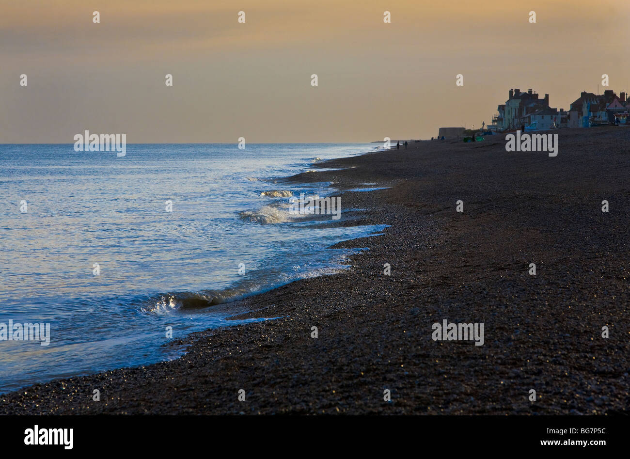 Spiaggia di Aldeburgh tramonto in inverno Foto Stock