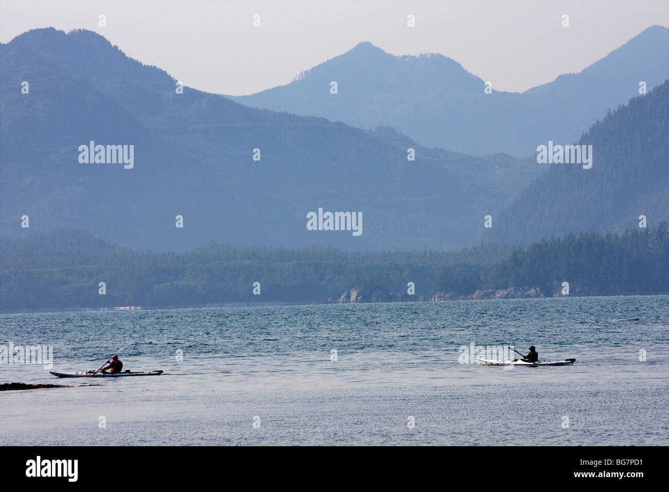 Visitatori paddle kayak nelle rotte delle isole del gruppo del Pacific Rim National Park sulla costa occidentale dell'isola di Vancouver, Canada. Foto Stock