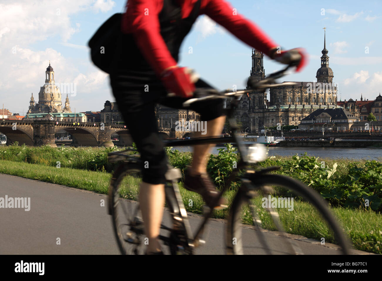 In Germania, in Sassonia, Dresda, Città Vecchia, andare in bicicletta lungo il fiume Elba Foto Stock