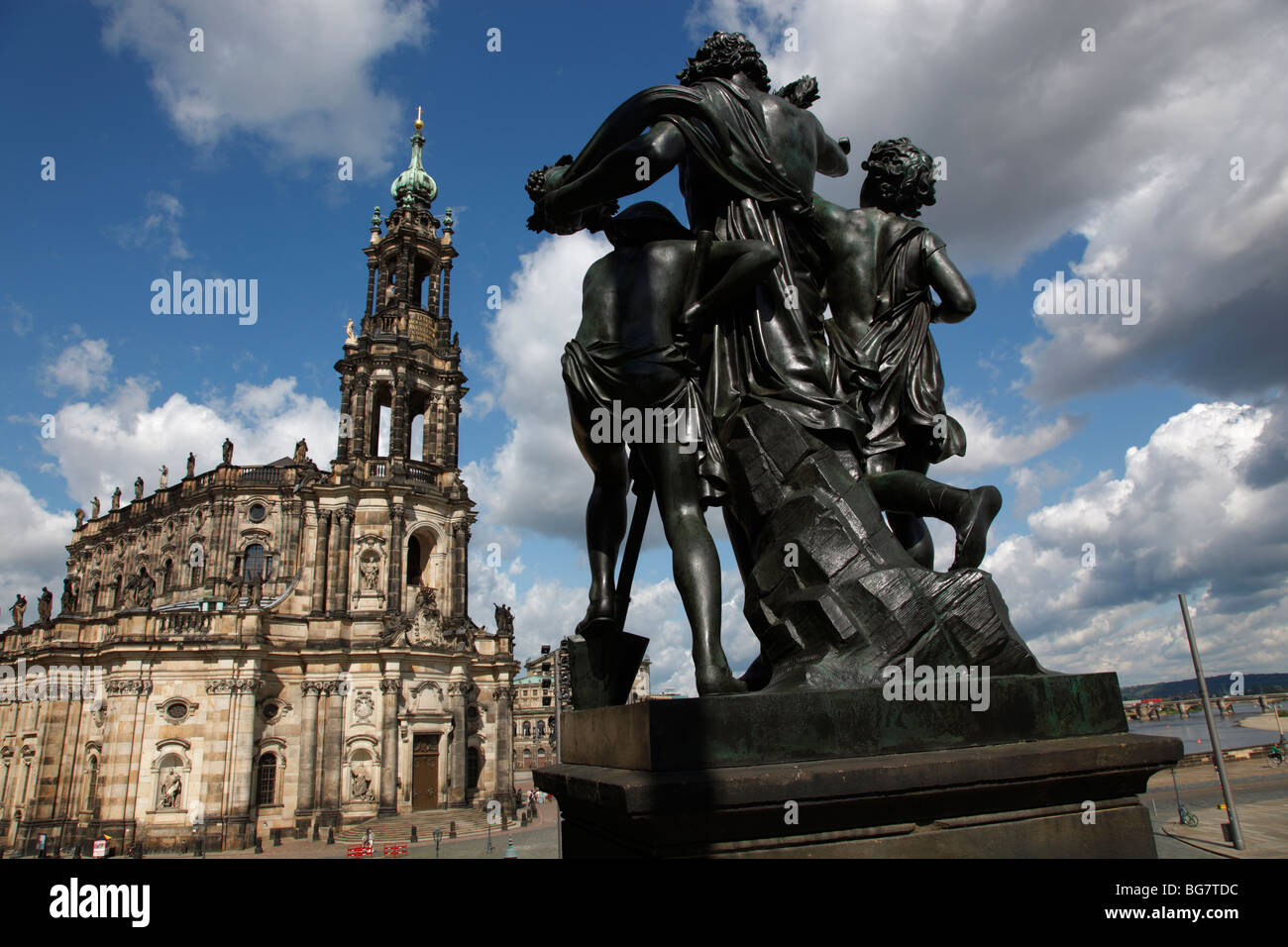 Germania Sassonia Dresda Schlossplatz Piazza Castello Hofkirche Kathedrale San Trinitatis Santa Trinità uno dei quattro statue Foto Stock