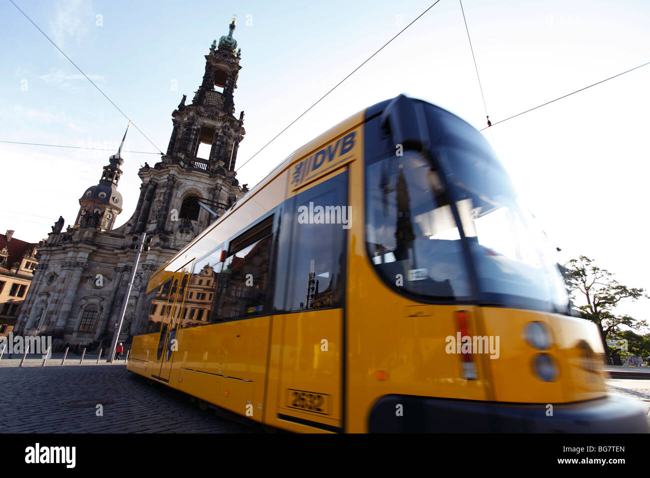 In Germania, in Sassonia, Dresda, Schlossplatz Piazza Castello, Hofkirche, Kathedrale San Trinitatis, Santa Trinità, Tram in movimento Foto Stock