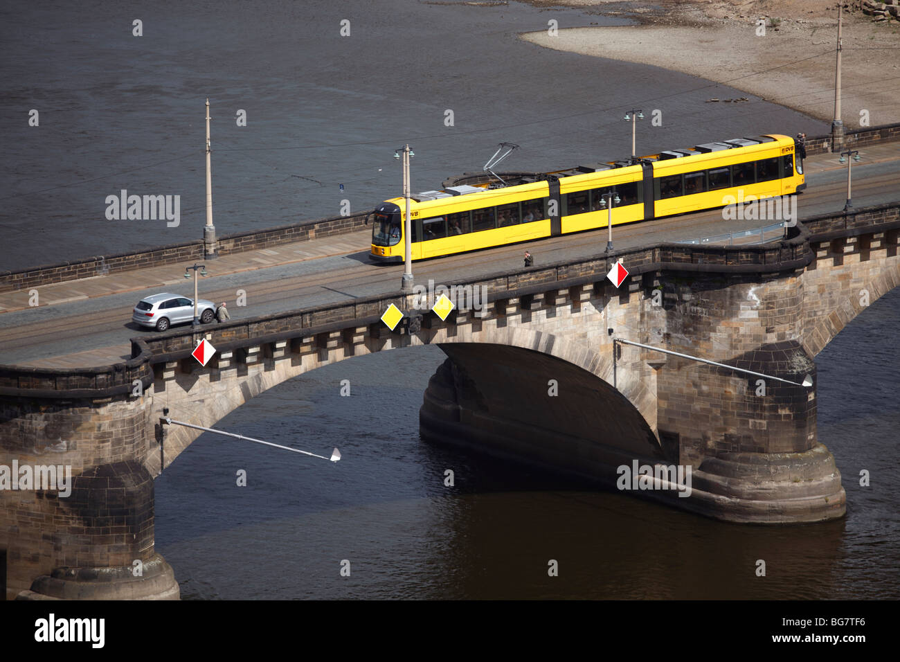 In Germania, in Sassonia, Dresda, sul fiume Elba, Augustusbrücke ( Friedrich-August-Brücke), Tram Foto Stock