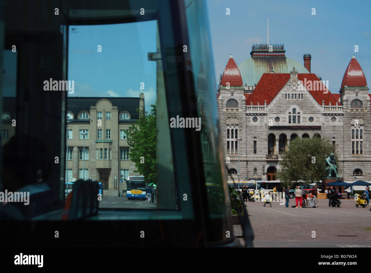Finlandia, Helsinki, Helsingfors, Teatro Nazionale Finlandese visto attraverso la finestra del bus Foto Stock