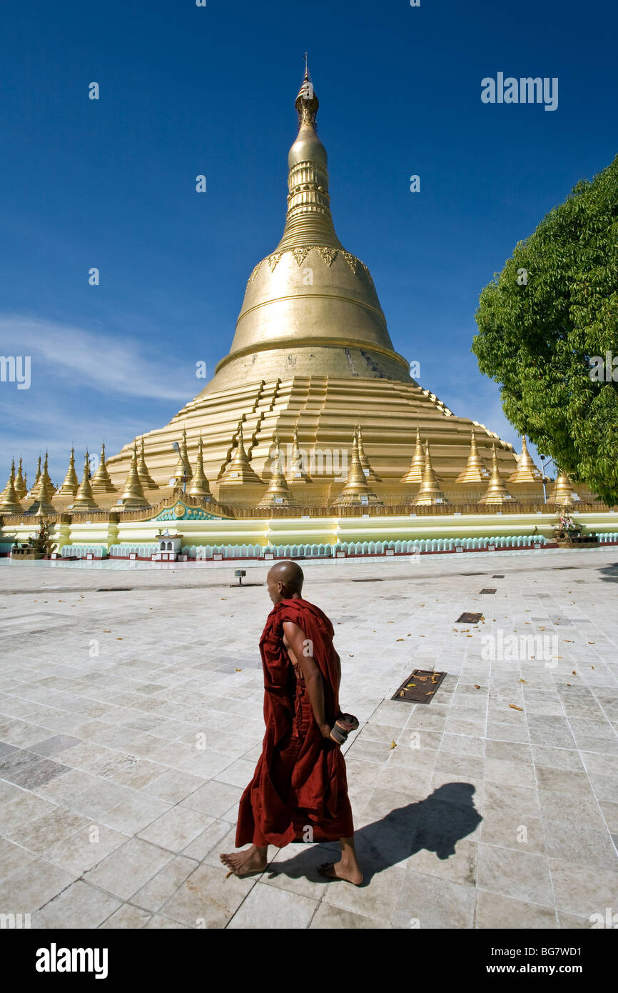 Monaco buddista. Shwemawdaw Paya. Bago. Myanmar Foto Stock