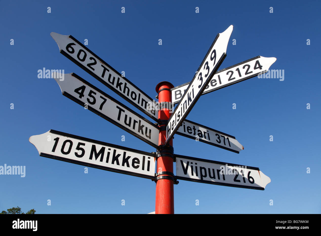 La Finlandia, nella regione del Savo meridionale, Saimaa Lake District, Savonlinna, segno con distanze città finlandesi Foto Stock
