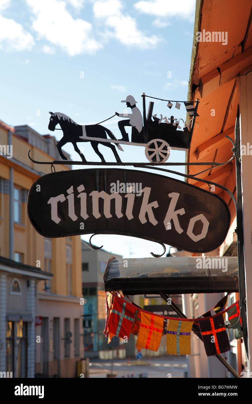 Finlandia La Finlandia meridionale, Itäuusimaa, Porvoo, Medievale Case in legno, la strada dello shopping, Negozio insegne, Segno Foto Stock