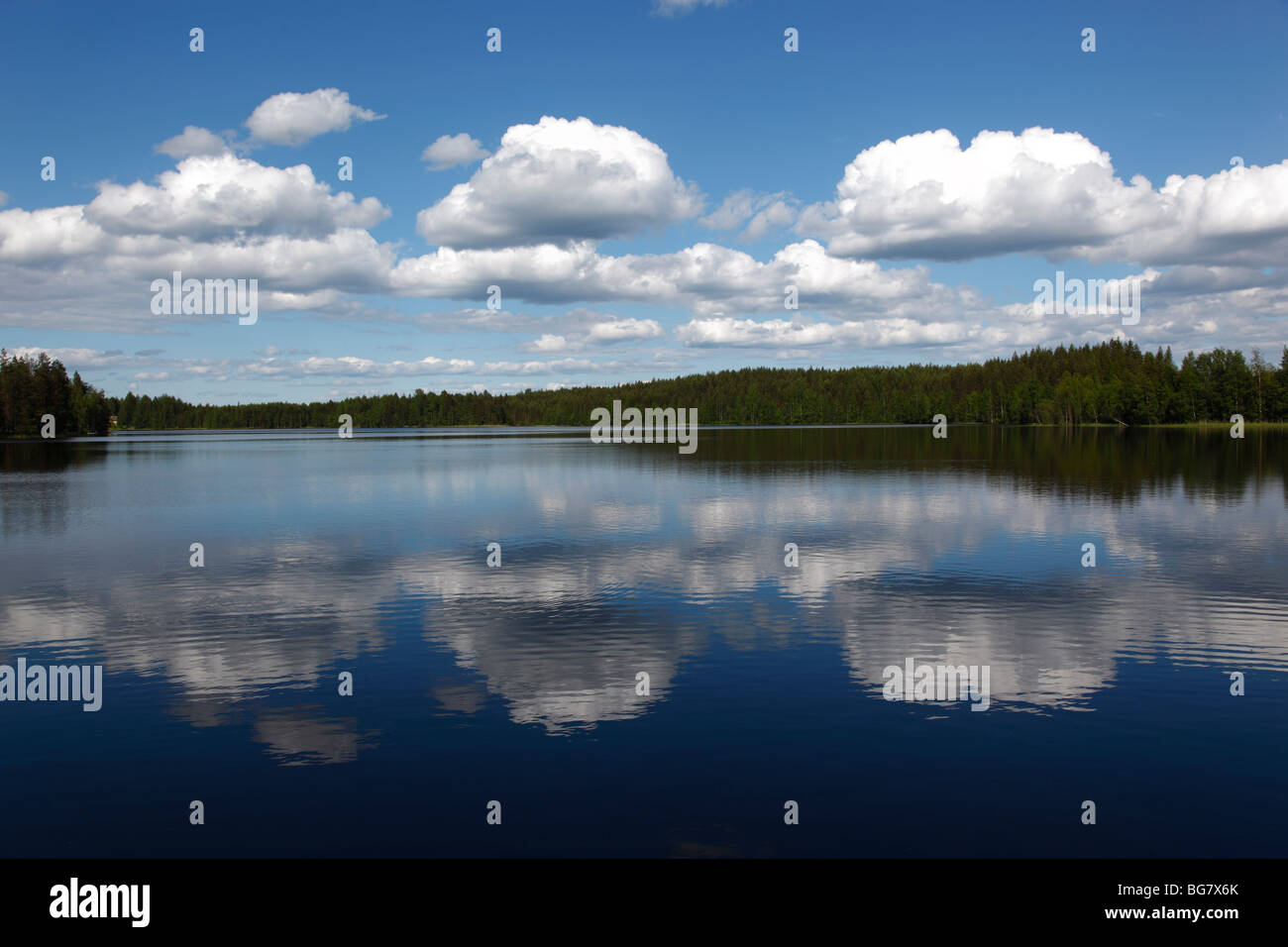 La Finlandia, nella regione del Savo meridionale, Savonlinna, Saimaa Lake District, nuvole riflettono nel lago Puruvesi Foto Stock