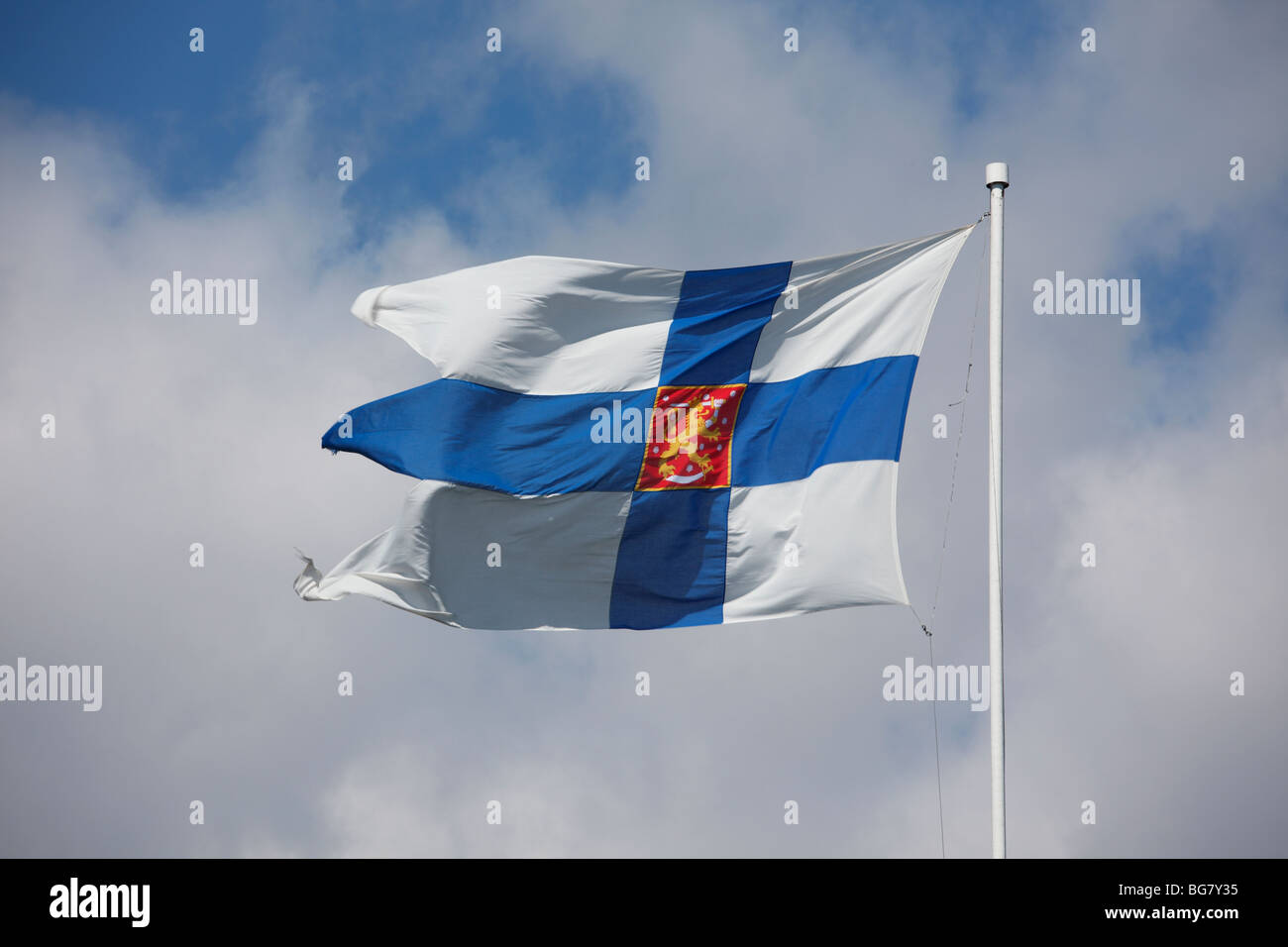 Finlandia, Helsinki, Helsingfors, isola Suomenlinna, Finlandese Naval Ensign, Bandiera, sci nordico, stemma Foto Stock