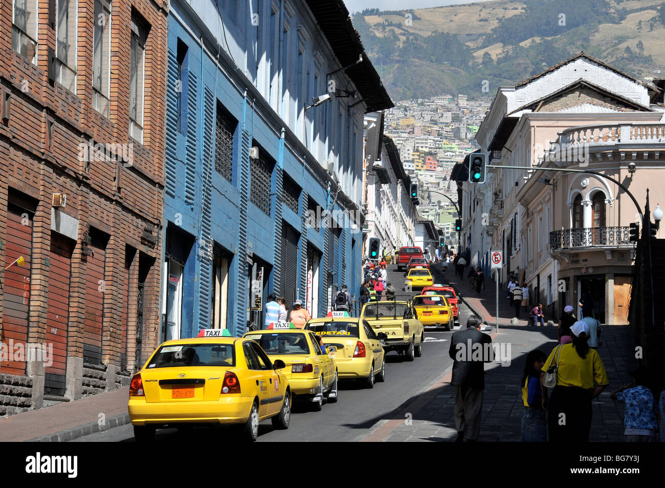 I taxi di piccola strada del quartiere storico, a Quito, Ecuador Foto Stock