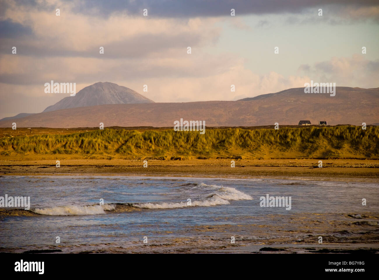 Mount Errigal e case dall'Oceano Atlantico nella Contea di Donegal Irlanda Foto Stock