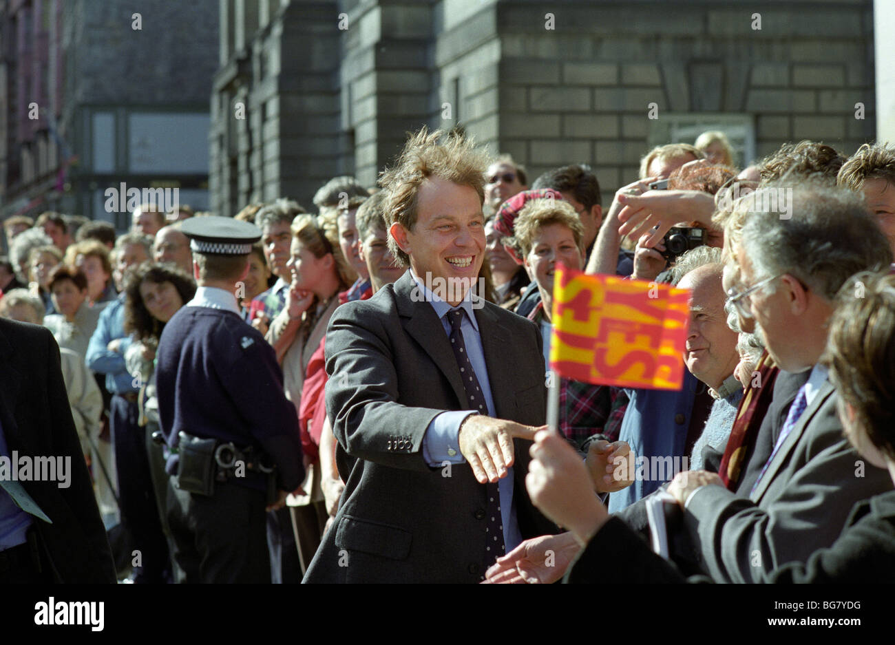 Tony Blair PM Scozia deconcentrazione Edinburgh 1997.Il Primo Ministro sorriso ondata di gioia Foto Stock