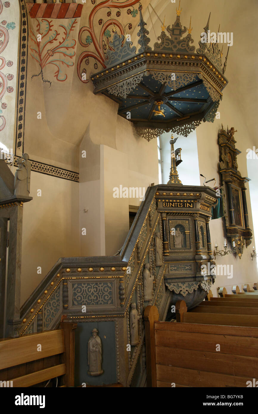 Regione della Finlandia di Satakunta Rauma storica chiesa quattrocentesca chiesa di pietra di Santa Croce Interno Altare pulpito illustrazione medievale Foto Stock