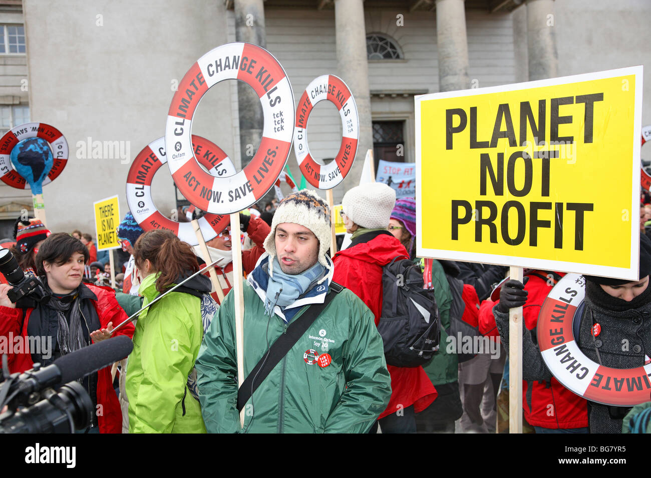 I manifestanti in una grande dimostrazione di fronte all'edificio del Parlamento a Copenaghen alla COP 15 Conferenza delle Nazioni Unite sui cambiamenti climatici. Il clima di marzo. Foto Stock