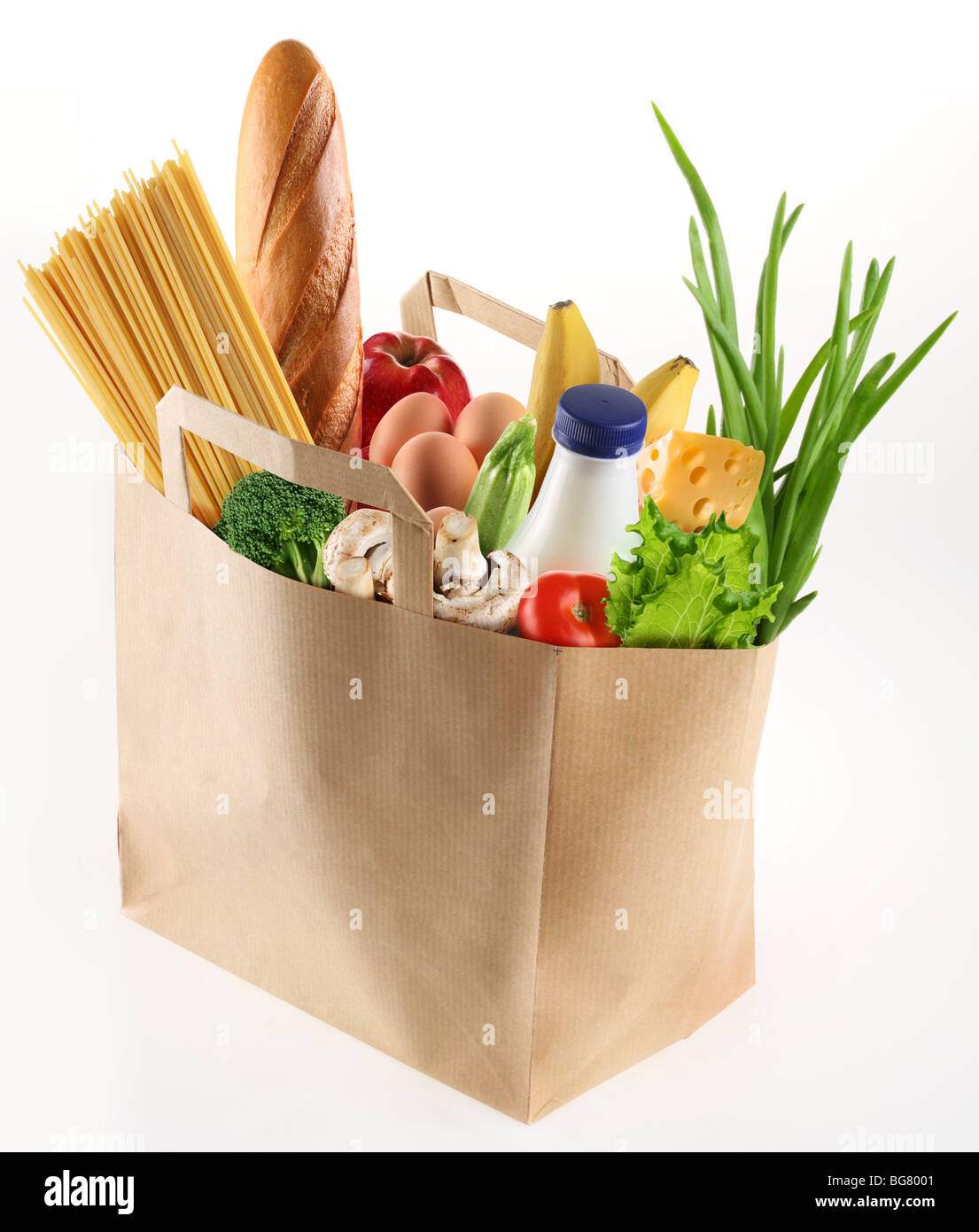 Sacchetto di carta con il cibo su sfondo bianco Foto Stock