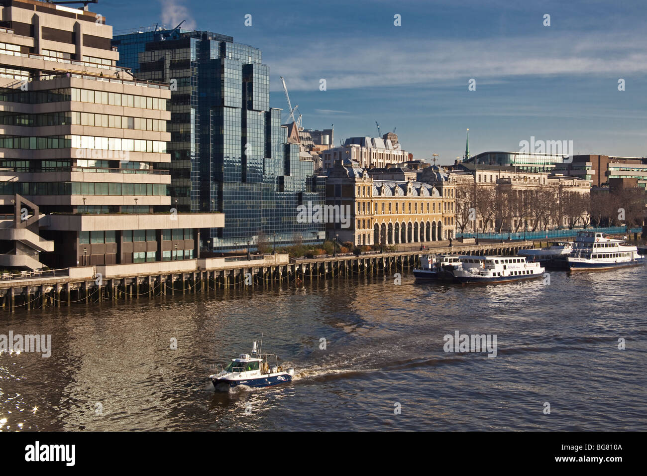 London ; vista dal Ponte di Londra della riva nord del Tamigi ; Dicembre 2OO9 Foto Stock