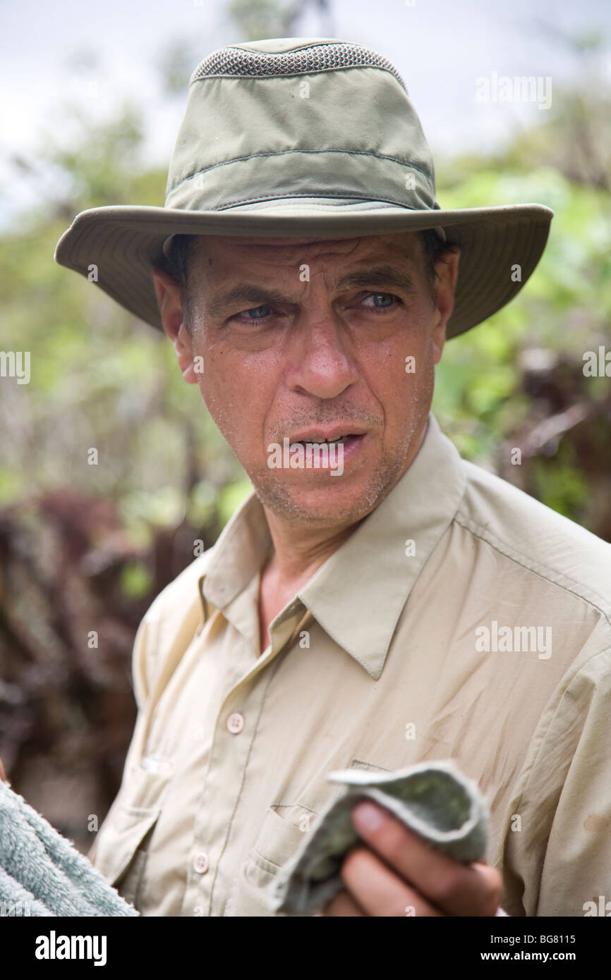 Il dottor Frank Sulloway salviette il sudore dalla sua fronte durante una spedizione di Vulcan Alcedo su Isabella isola nelle Galapagos. Foto Stock