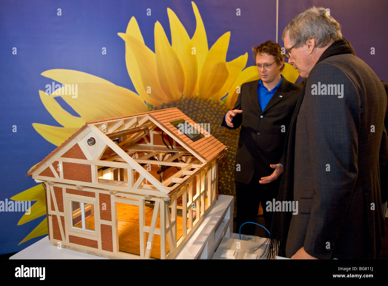 Due uomini hanno una discussione circa gli edifici verdi a Bright Green Expo in Copenhagen Foto Stock