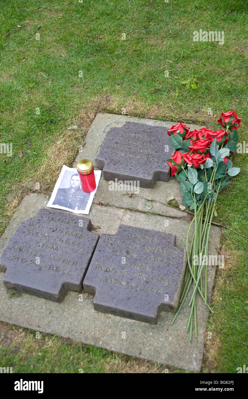 La tomba di SS Obersturmfuhrer Michael Wittmann nel cimitero tedesco di La Cambe, Normandia che morì in battaglia dopo d giorno Foto Stock