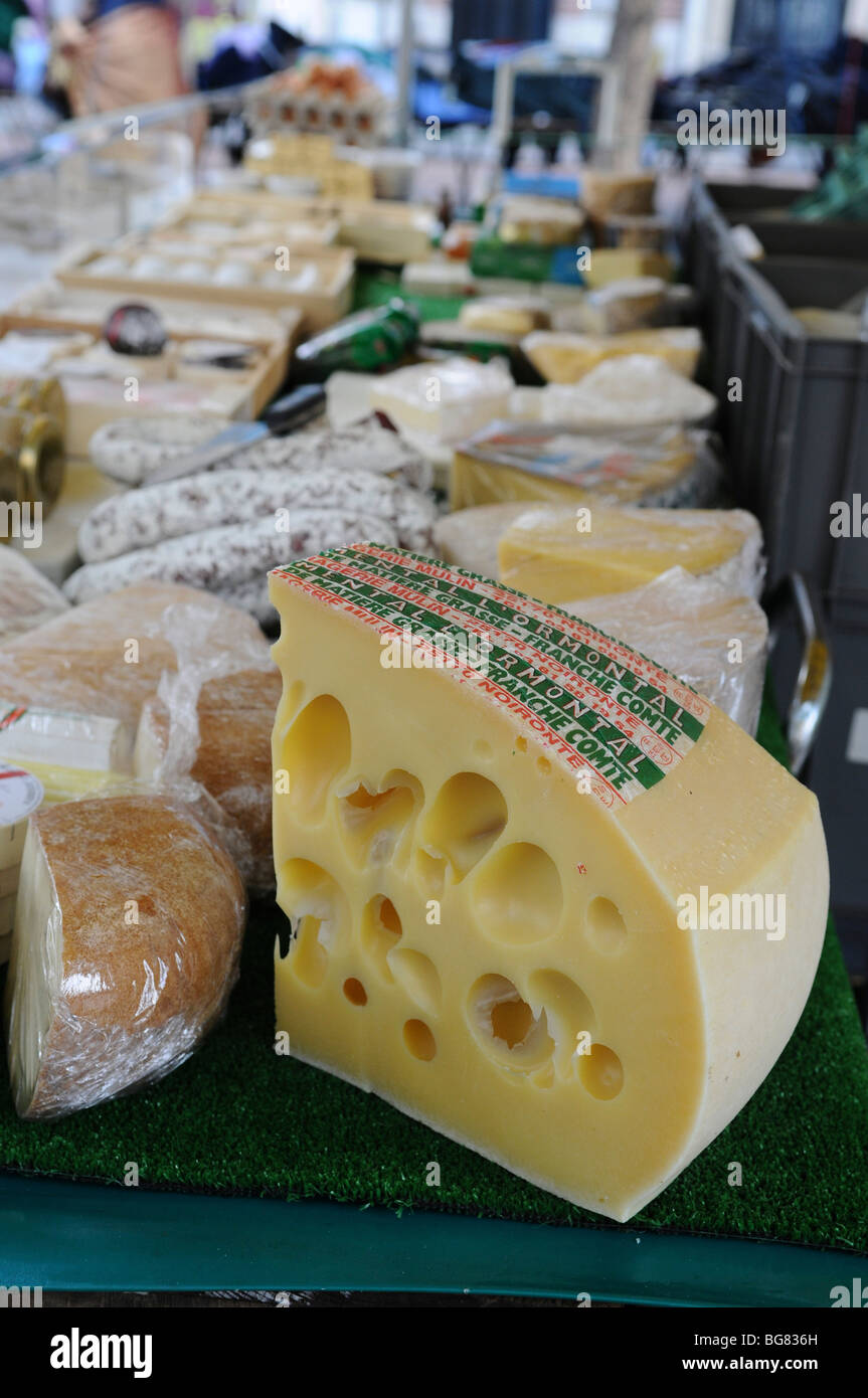 Francia, Parigi, una all'aperto, street food market negozio di formaggio Foto Stock