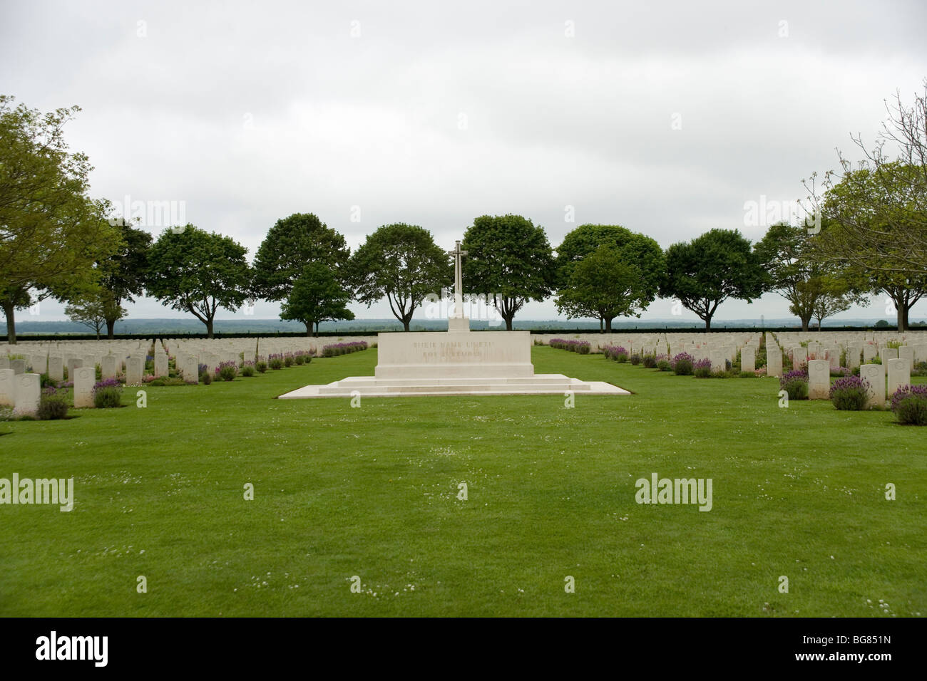 Cimitero canadese a Bretteville sur Laize da Cintheaux village vicino a Caen. Ha 2.958 tombe dalla battaglia di Normandia 1944 Foto Stock