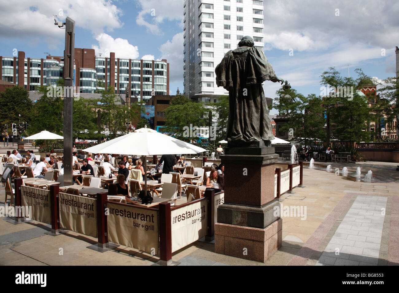 Persone mangiare fuori nella zona del centro città di Leeds, West Yorkshire Foto Stock