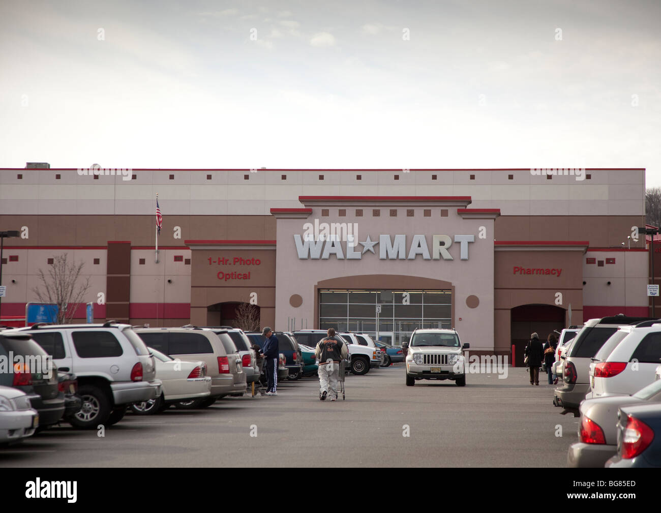 Gli amanti dello shopping a Walmart store Foto Stock