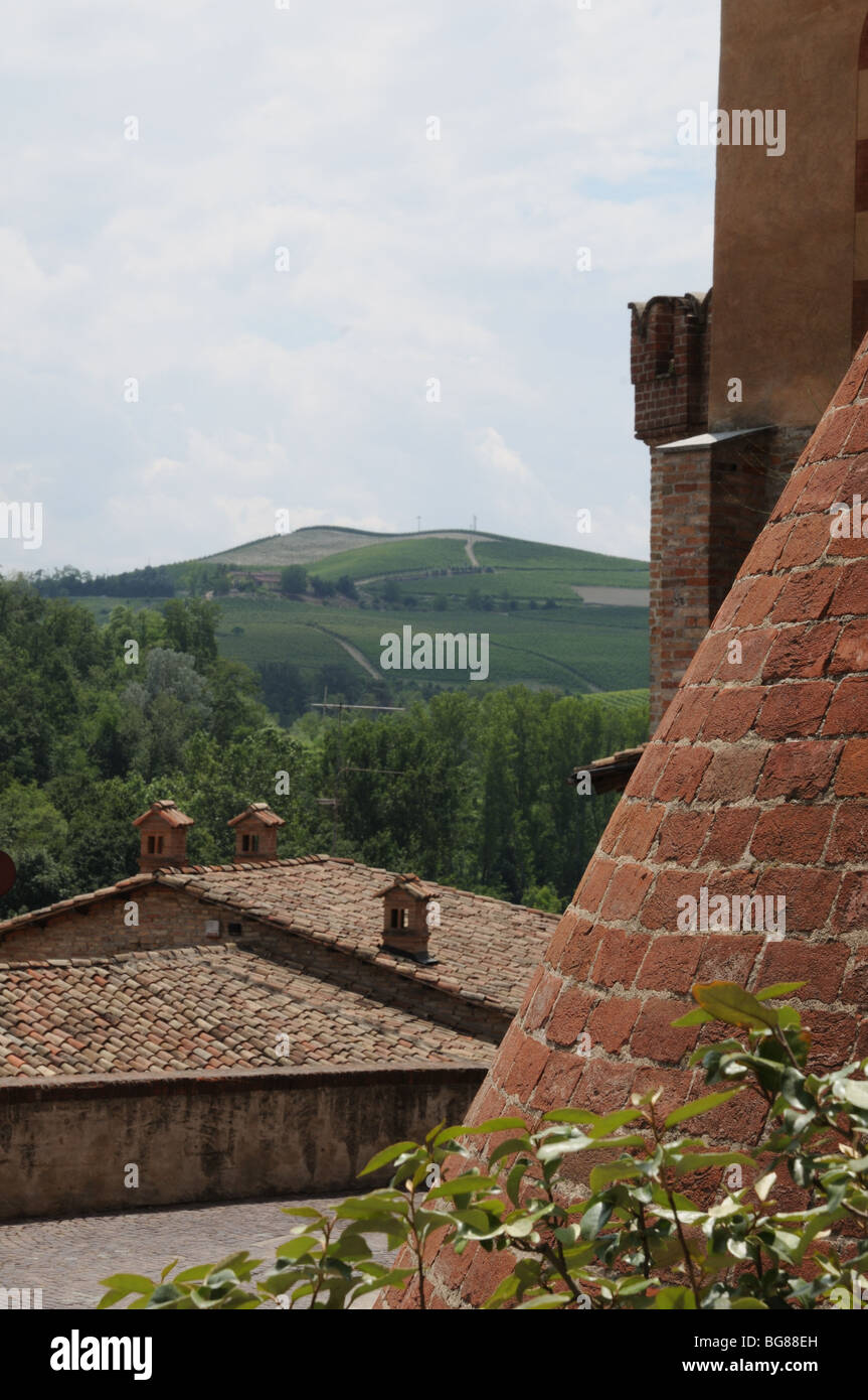 Clay di tetti di tegole e vedute dei vigneti attorno al castello di Barolo Langhe Piemonte Italia Foto Stock
