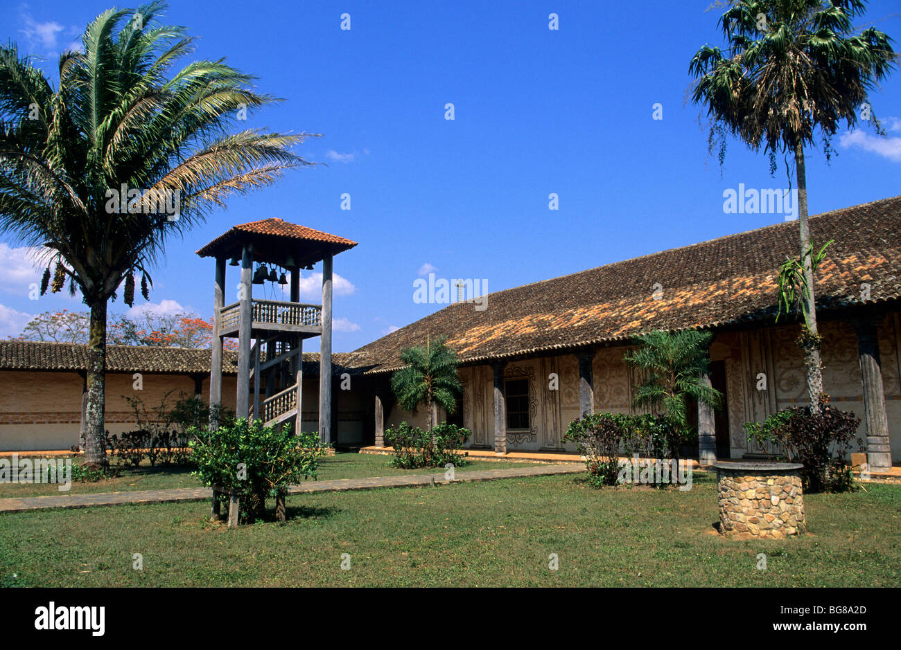 Il chiostro e il campanile. La missione di San Javier. Chiquitos missioni dei Gesuiti. Departamento di Santa Cruz. Bolivia Foto Stock