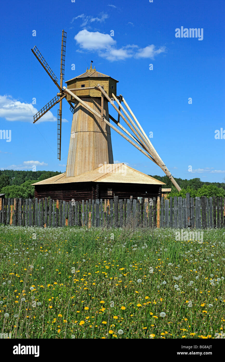 Il mulino a vento di legno vicino la Nuova Gerusalemme monastero, Istria, regione di Mosca, Russia Foto Stock