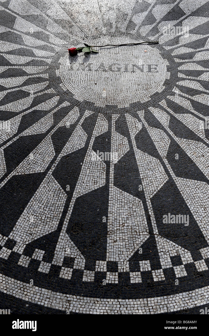 Una rosa si trova attraverso il mosaico commemorativo di John Lennon a Strawberry Fields a Central Park New York Foto Stock