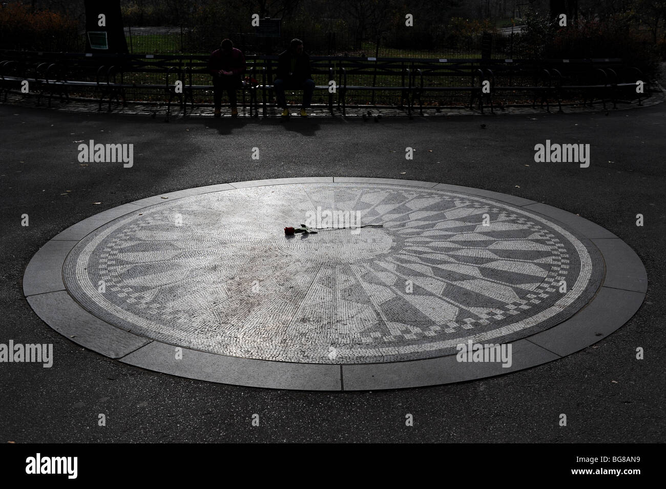 Una rosa si trova attraverso il memoriale mosaico a John Lennon a Strawberry Fields a Central Park di New York - Foto di Simon Dack Foto Stock