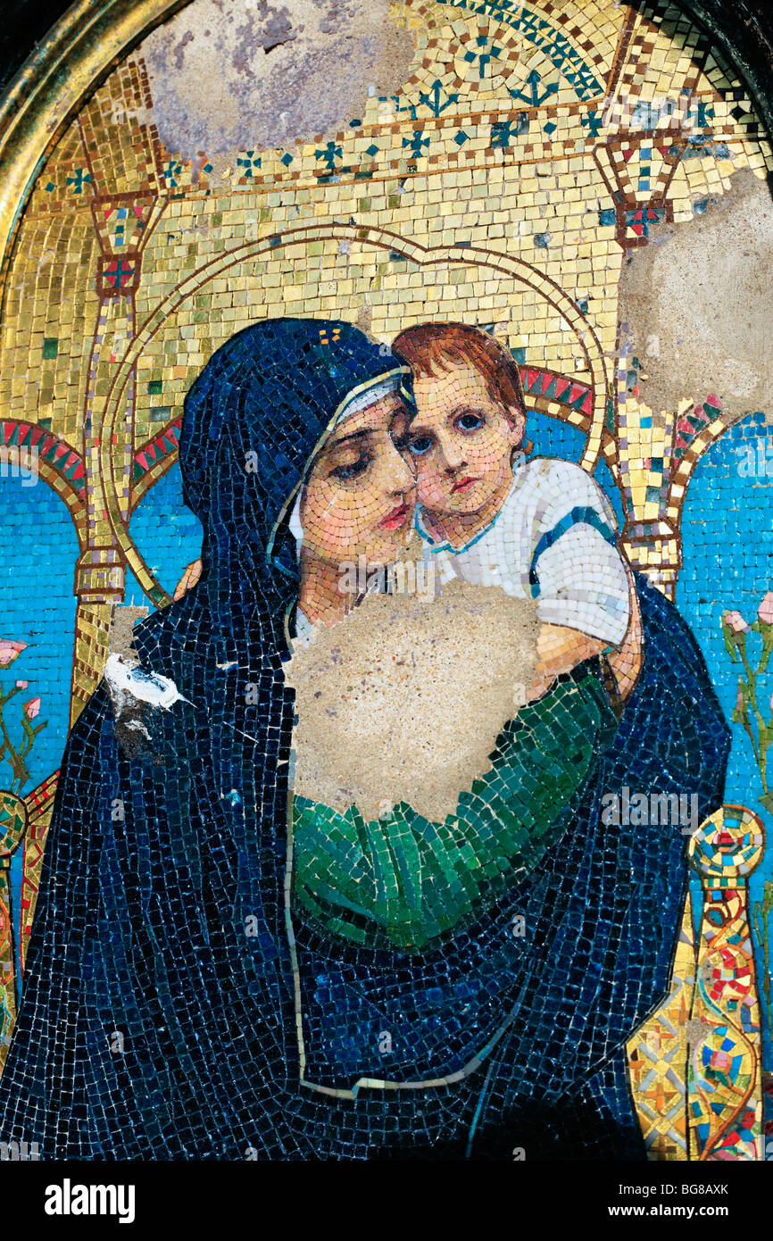 Vergine con Bambino, mosaico sulla lapide, Nuova Gerusalemme monastero, Istria, regione di Mosca, Russia Foto Stock