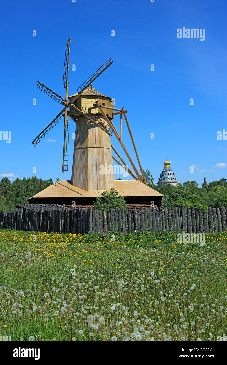 Il mulino a vento di legno vicino la Nuova Gerusalemme monastero, Istria, regione di Mosca, Russia Foto Stock