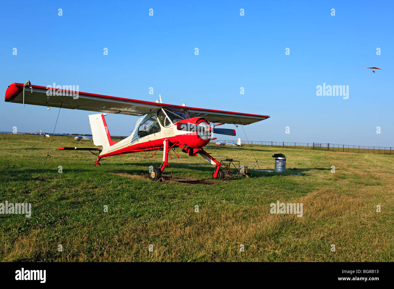 Aeromobili leggeri aerei parcheggiati in un campo di aviazione di erba, Russia Foto Stock