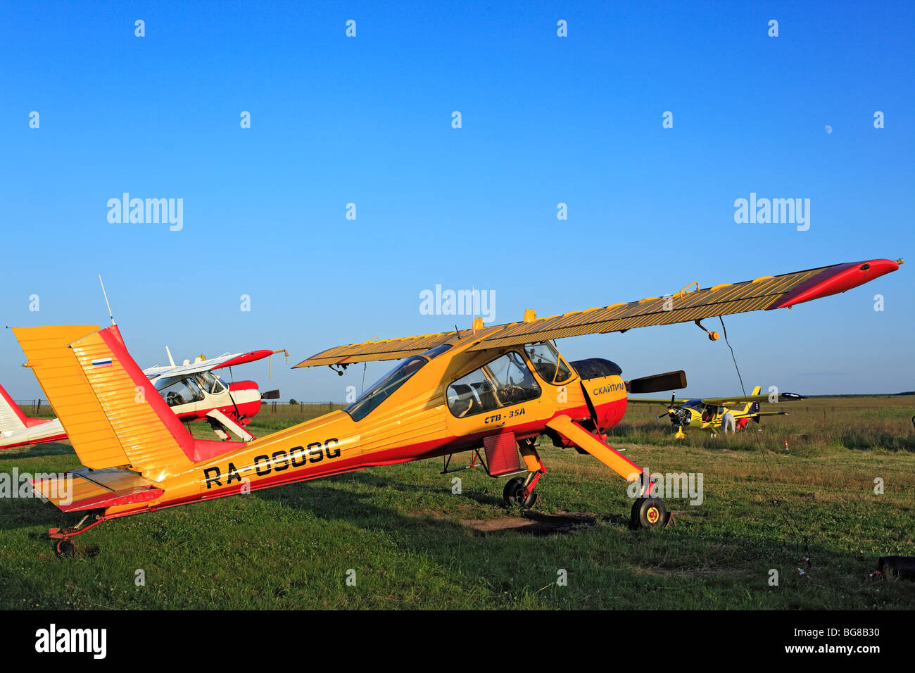 Aeromobili leggeri aerei parcheggiati in un campo di aviazione di erba, Russia Foto Stock