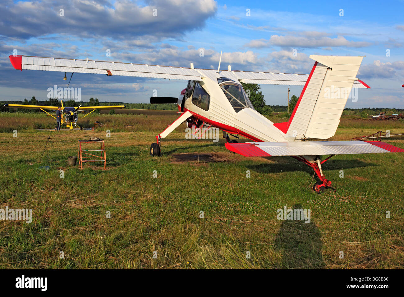 Aeromobili leggeri aerei parcheggiati in un campo di aviazione di erba, Russia Foto Stock